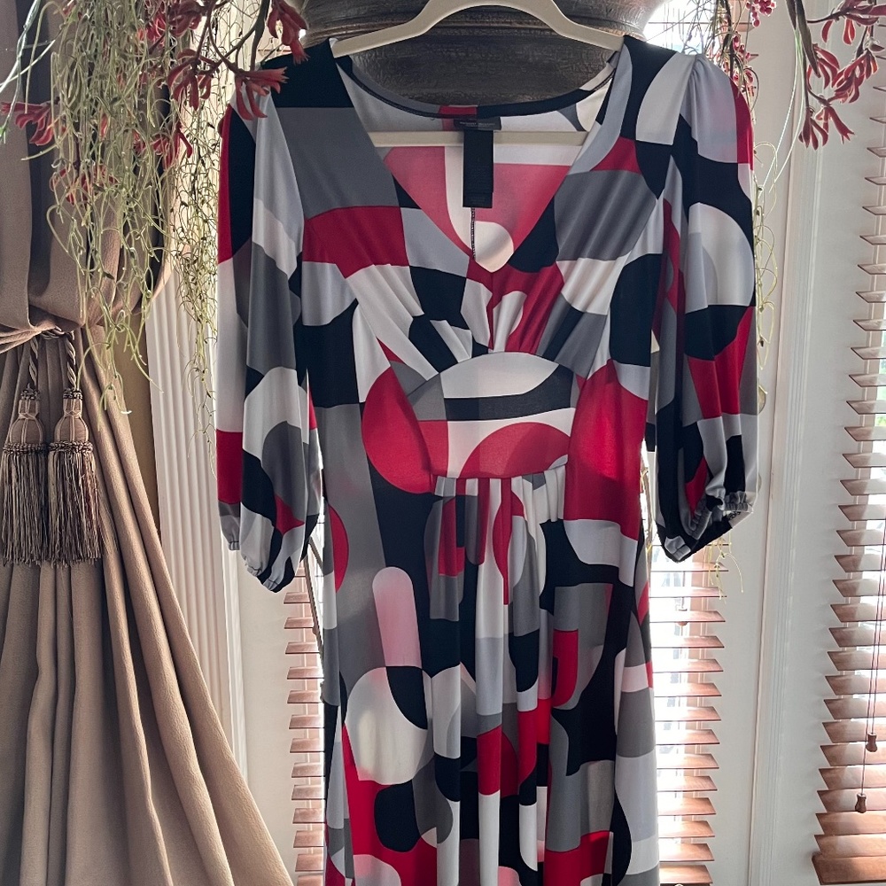 Dress with abstract designs. - Picture 4 of 8